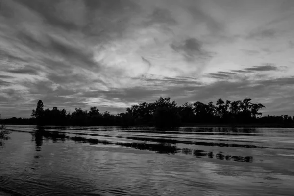 Malerischer Blick Auf Ruhigen Fluss Und Bäume Bewölkten Himmel Hintergrund — Stockfoto