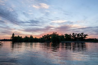 sakin nehir manzarası ve bulutlu arka planda ağaçlar, doğa konsepti
