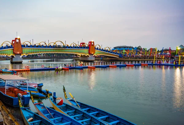 Tangerang, Endonezya - 2 Ağustos 2019: Cisadane Nehri boyunca Brendeng Köprüsü 'nün (Jembatan Brendeng) uzun pozlu fotoğrafı; günbatımında; Cisadane Festivali 2019.