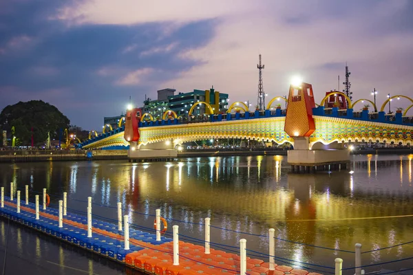 Brendeng Köprüsü 'nün (Jembatan Brendeng) Tangerang, Banten, Endonezya' daki Cisadane Nehri boyunca uzun pozlama fotoğrafı.