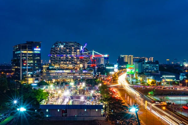Tangerang, Endonezya - 26 Eylül 2019: Gading Serpong Bulvarı 'ndaki manzara. Işık yollu uzun pozlu bir fotoğraf. Gading Serpong yüksek gayrimenkul yatırımlı lüks bir yer..