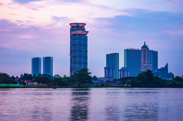 Tangerang, Endonezya - 14 Nisan 2019: Önplanda Kelapa Dua Gölü manzarası ve arkada Lippo Karawaci ilçe binaları. Bulutlu bir öğleden sonra çekildi. Emlak yatırımı.