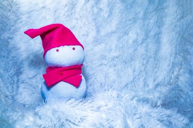 Noel 'i kutlamak için çoraptan yapılmış bir kardan adam bebeği. Çocuklarla eğlenceli aktiviteler. Kullanılmış çorapları geri dönüştürme.