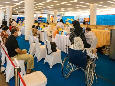 Tangerang, Endonezya - Nisan 2021: Tangerang, Endonezya 'daki bir alışveriş merkezinde yaşlı vatandaşlar için gizli aşı programı (lansia).