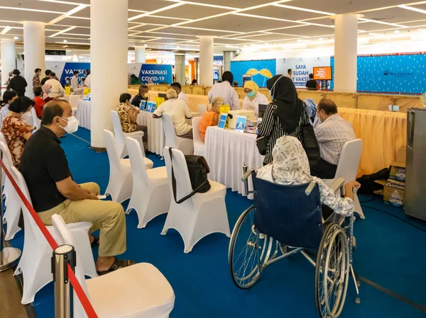 Tangerang, Endonezya - Nisan 2021: Tangerang, Endonezya 'daki bir alışveriş merkezinde yaşlı vatandaşlar için gizli aşı programı (lansia).