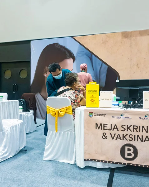 タンゲラン インドネシア 4月2021 インドネシアのタンゲランのモール内で開催された高齢者 ランジア のためのCovidワクチンプログラム — ストック写真