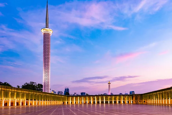 Jakarta, Endonezya - CIRCA Haziran 2021: Jakarta, Endonezya 'daki Istiqlal Camii' nin minare veya kulesi; günbatımının güzel gökyüzü