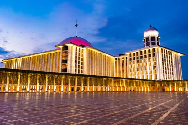 Jakarta, Endonezya - CIRCA Haziran 2021: Istiqlal Camii, Jakarta, Endonezya 'nın dışı; günbatımı veya mavi saat