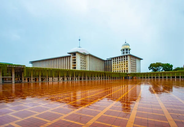 2021年6月 印度尼西亚雅加达Istiqlal清真寺外 在一个下雨天下午 前景一片水坑 — 图库照片