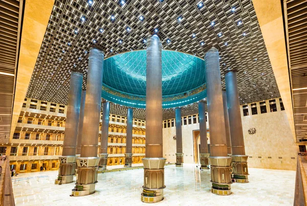 Jakarta, Endonezya - CIRCA Haziran 2021: Cakarta 'daki yeni İstiklal Camii' nin 2020 yılında yenilenmesinden sonra içi