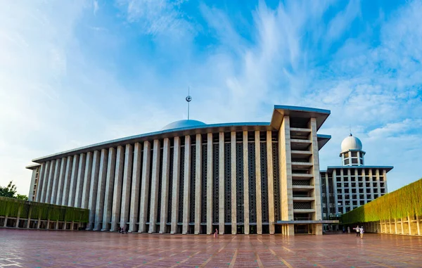 Jakarta, Endonezya - CIRCA Haziran 2021: Istiqlal Camii, Jakarta, Endonezya 'nın dışı; güneşli bir öğleden sonra