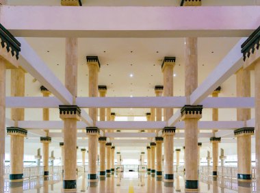 Jakarta, Endonezya - CIRCA Nisan 2021: Batı Jakarta, Endonezya 'daki Hasyim Asyari Büyük Camii' nin iç sütunları