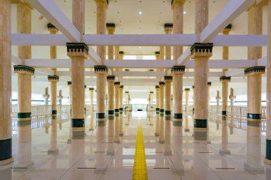 Jakarta, Endonezya - CIRCA Nisan 2021: Batı Jakarta, Endonezya 'daki Hasyim Asyari Büyük Camii' nin iç sütunları