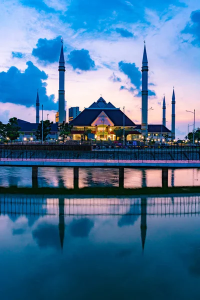 Jakarta, Endonezya - CIRCA Nisan 2021: Batı Jakarta, Endonezya 'daki Hasyim Asyari Büyük Camii' nin dış yüzeyi; güzel gün batımı gökyüzü.