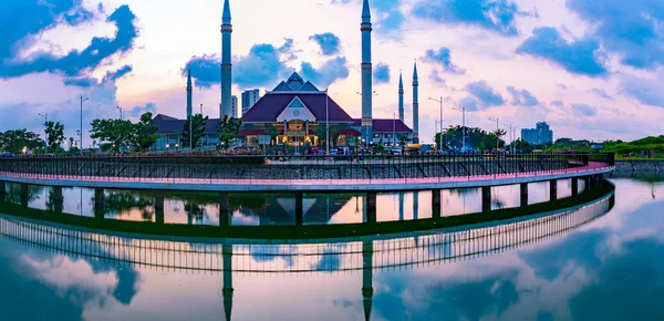 Jakarta, Endonezya - CIRCA Nisan 2021: Batı Jakarta, Endonezya 'daki Hasyim Asyari Büyük Camii' nin dış yüzeyi; güzel gün batımı gökyüzü.