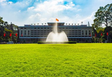 Ho Chi Minh Şehri, Vietnam - CIRCA Jan 2020: Bağımsızlık Sarayı cephesi, Ho Chi Minh Şehri, Vietnam; çimlerinin etrafında birkaç Vietnam bayrağı.