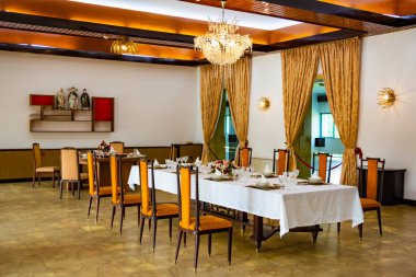 Ho Chi Minh City, Vietnam - CIRCA Jan 2020: Independence Palace 'da yemek odası. Sol arka planda üç tanrı heykeli (şans, uzun yaşam ve refah tanrısı) bulunur.)