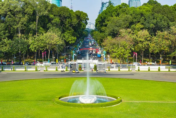 Ho Chi Minh Şehri, Vietnam - CIRCA Jan 2020: Bağımsızlık Sarayı önündeki çimenlik.
