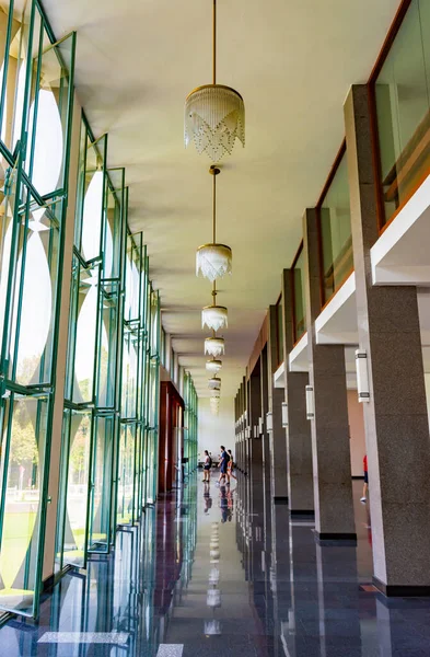 Ho Chi Minh Şehri, Vietnam - CIRCA Jan 2020: Bağımsızlık Sarayı 'nda cam pencereli bir koridor, Ho Chi Minh Şehri, Vietnam.