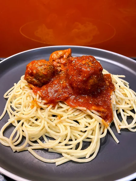 Spaghetti Pasta Tomato Sauce Meat Ball Gray Plate Orange Background 免版税图库照片