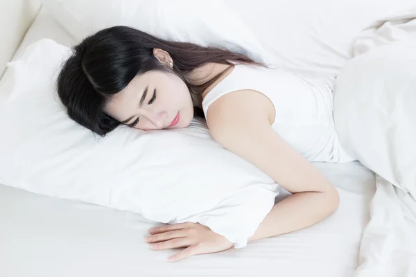 Jovem bela mulher dormindo na cama — Fotografia de Stock