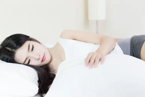 Jovem bela mulher dormindo na cama — Fotografia de Stock