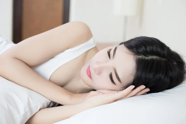 Young beautiful woman sleeping on bed — Stock Photo, Image