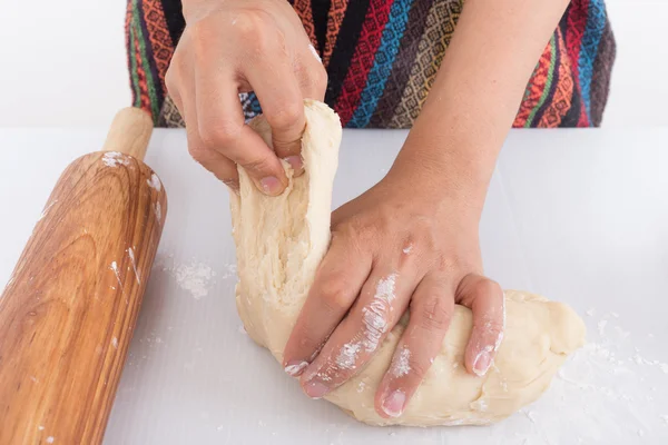 Kvinna händer bakning degen — Stockfoto