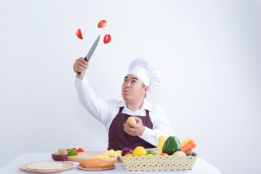 Şef kesme taze sebze havada