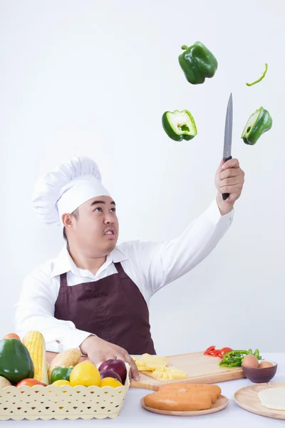 Szef kuchni cięcia świeżych warzyw w powietrzu — Zdjęcie stockowe