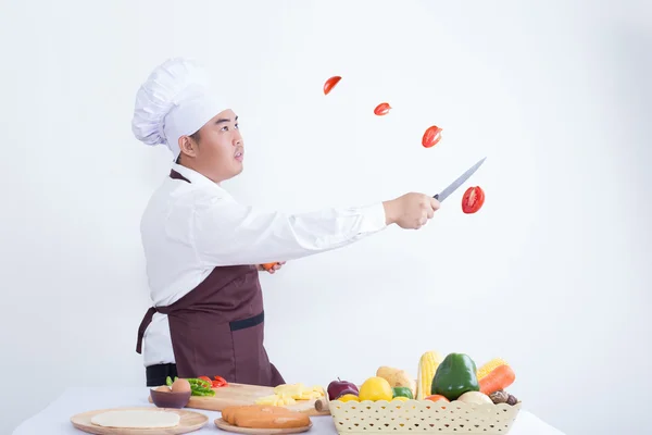 Šéfkuchař řezání čerstvá zelenina ve vzduchu — Stock fotografie