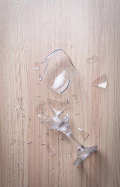 Kırık şarap kadehi