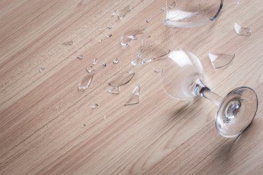 Kırık şarap kadehi