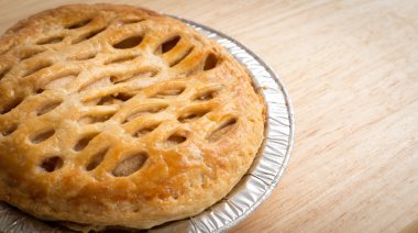 ahşap tahta üzerinde Apple pie