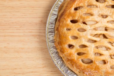 ahşap tahta üzerinde Apple pie