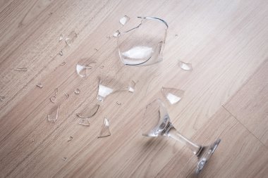 Kırık şarap kadehi