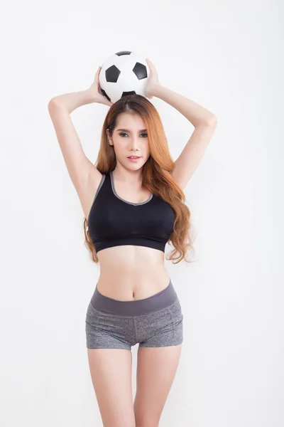 Молода сексуальна жінка з футбольним м'ячем — стокове фото