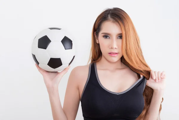 サッカー ボールを持つセクシーな女 — ストック写真