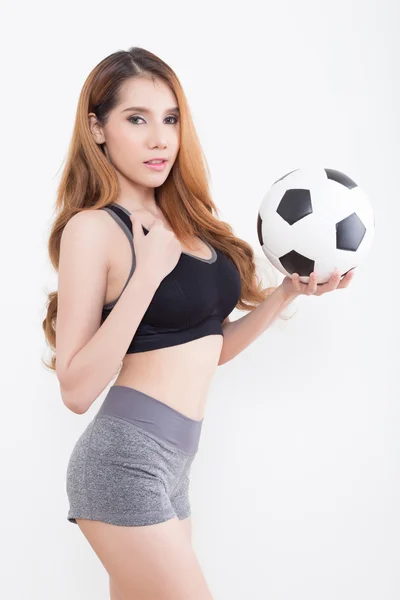Молодая сексуальная женщина с футбольным мячом — стоковое фото