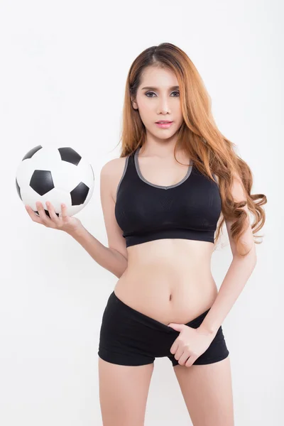 Молодая сексуальная женщина с футбольным мячом — стоковое фото