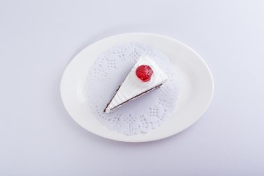 Beyaz arka planda çikolatalı pasta