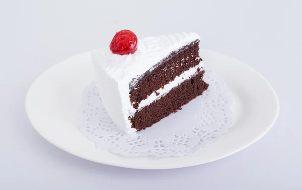 Pastel de chocolate sobre fondo blanco —  Fotos de Stock