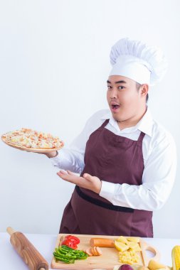 Pizza tutan bir şef portresi 