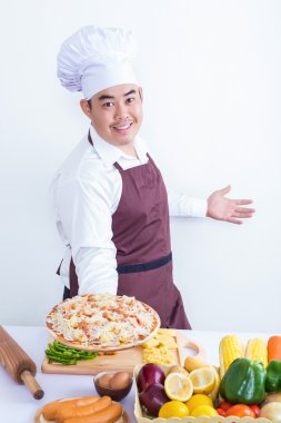 Pizza tutan bir şef portresi 