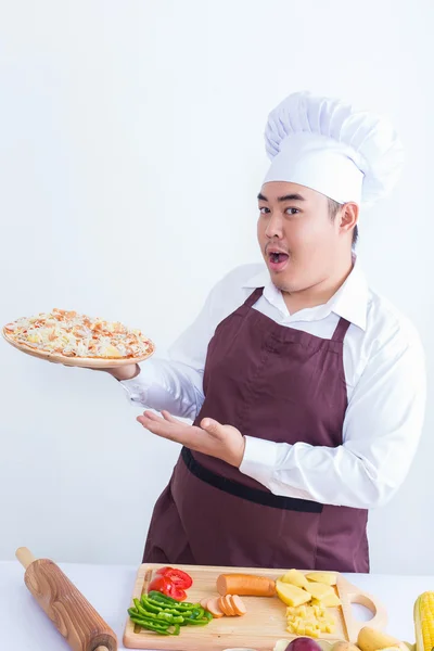 Portret szefa kuchni gospodarstwa pizza — Zdjęcie stockowe