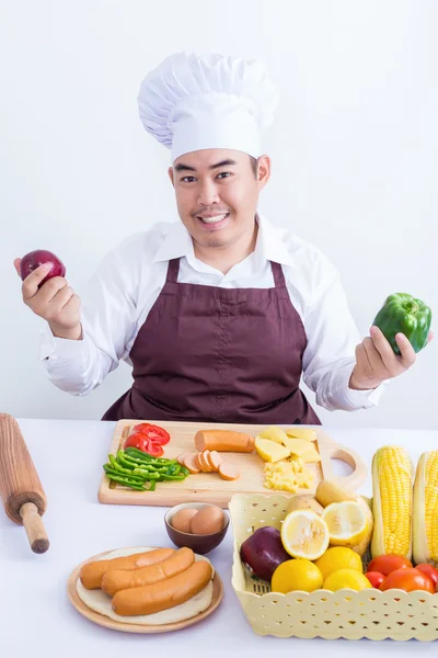 Portret van een chef-kok houden van groenten en fruit — Stockfoto