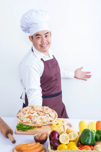 Portrét drží pizza kuchař — Stock fotografie