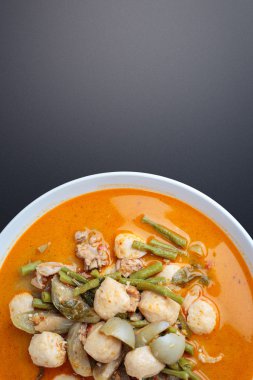 Et topu ile sıcak köri 