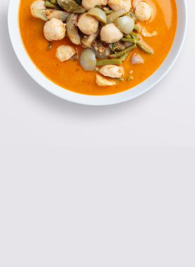 Et topu ile sıcak köri 