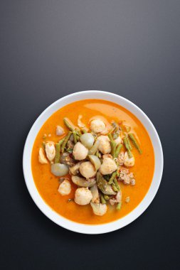 Et topu ile sıcak köri 